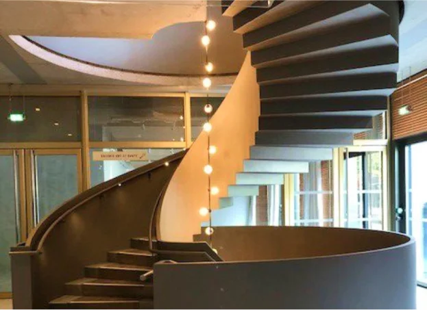 Exemple de conception, fabriquation et pose d'un escalier hélécoïdale sur mesure, par la Métallerie Huguet Creiche d'Ingré (45)