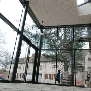 Sas d'entrée et hall d'accueil lumineux en Aluminium pour entreprises et collectivités, dans le Loiret (45)