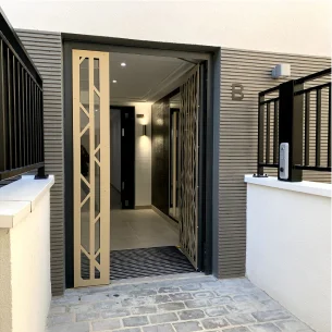 Portes d'entrée d'immeubles et maisons en Aluminium personnalisées par la Métallerie Huguet Creiche à Ingré (45)