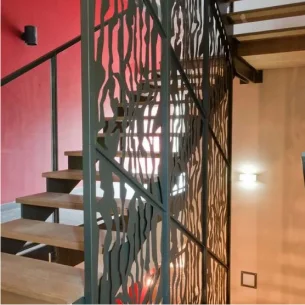 Paroi d'escalier décorative fabriquée sur mesure par la Métallerie Huguet Creiche à Ingré, dans le Loiret (45)