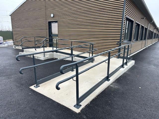 MAINS COURANTES AVEC CHASSE ROUES - PMR